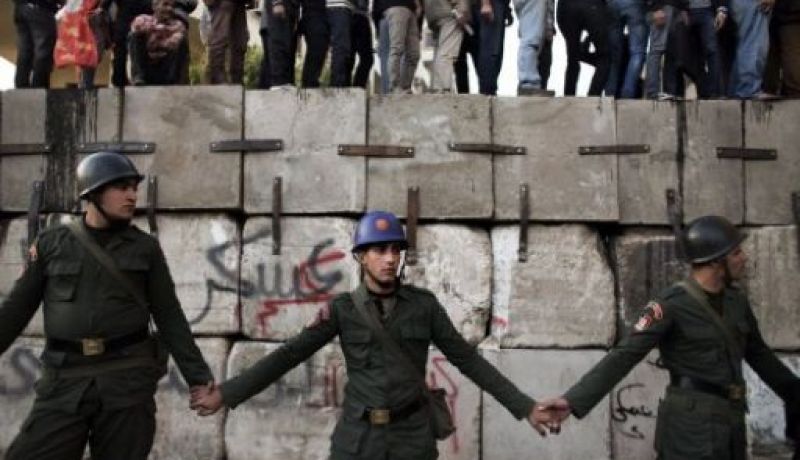 قيادة الجيش المصري تؤجل موعد الحوار الوطني