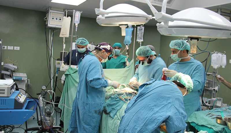 بروفيسور جرّاح نسي ضمادات في بطن امرأة