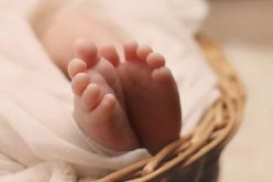 مقتل رضيع كان بين أحضان والدته بعد إصابته بحجر طائش في ورڤلة!