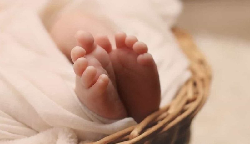 مقتل رضيع كان بين أحضان والدته بعد إصابته بحجر طائش في ورڤلة!