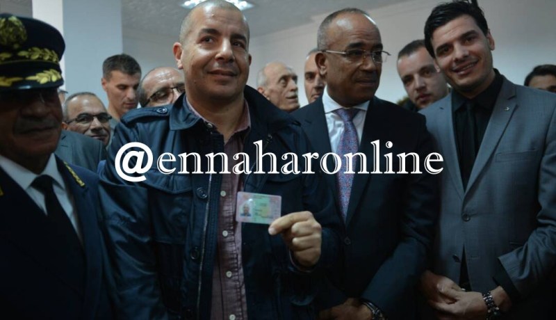 بالصور وزير الداخلية يسلّم أولى رخص السياقة البيومترية من بلدية القبة