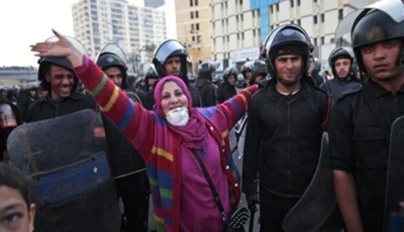 رجال شرطة‮ ‬يتمردون ويلتحقون باحتجاجات الشعب المصري