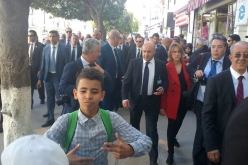 بالصور …فالس ووزراء حكومته يقومون بنزهة وسط الجزائر العاصمة سيرا على الأقدام