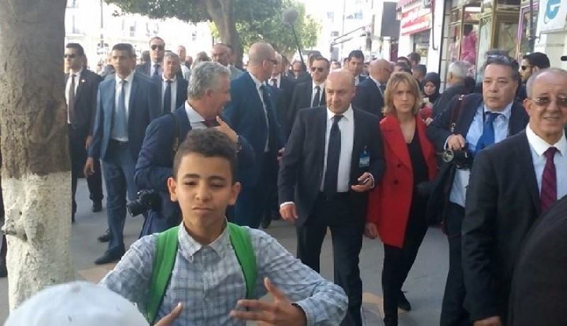 بالصور …فالس ووزراء حكومته يقومون بنزهة وسط الجزائر العاصمة سيرا على الأقدام