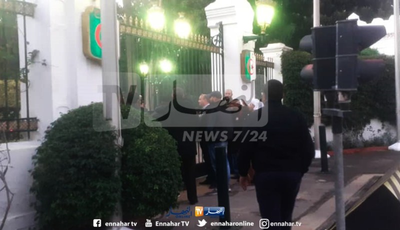 بداية توافد المواطنين إلى قصر الشعب لإلقاء النظرة الأخيرة على جثمان الفريق قايد صالح