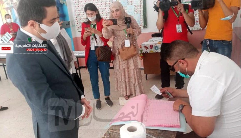 بالصور.. وزير الشباب والرياضة يؤدي واجبه الإنتخابي