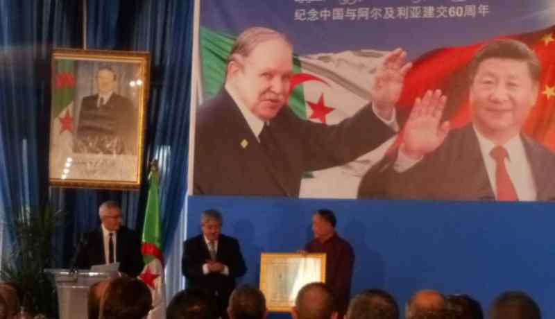 بالصور.. أويحيى يسلم وسام الاستحقاق الوطني من درجة “أثير” للكاتب الصيني مو يان