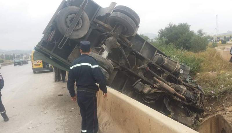 إصابة شخص في انقلاب شاحنة بالطريق السيار في البليدة