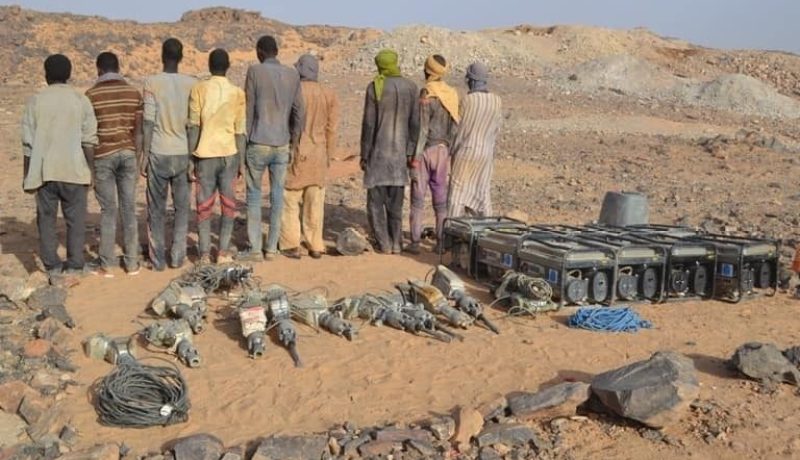 توقيف 29 منقبا عن الذهب بحوزتهم رشاش ومركبتي دفع بالجنوب