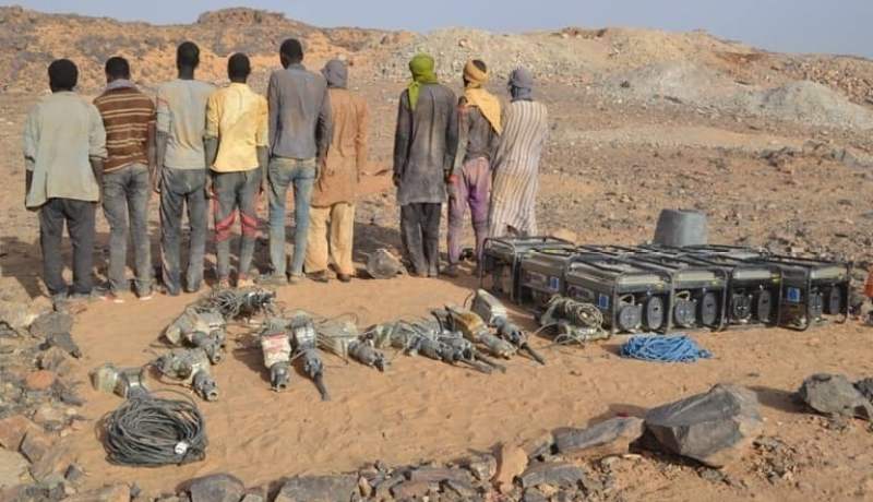 بالصور.. الجيش يوقف 28 منقبا عن الذهب بتمنراست