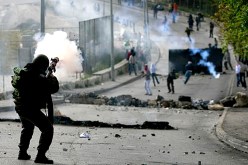 إصابة 19 فلسطينيا بجروح وحالات إختناق في مواجهات مع الإحتلال الإسرائيلي بغزة