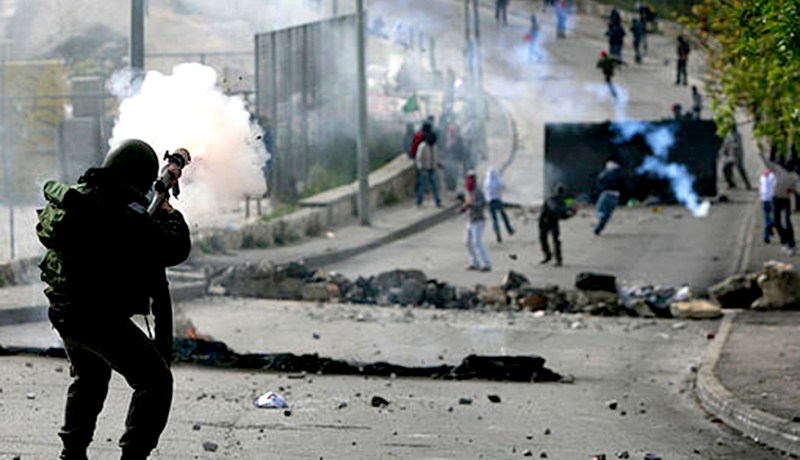 إصابة 19 فلسطينيا بجروح وحالات إختناق في مواجهات مع الإحتلال الإسرائيلي بغزة