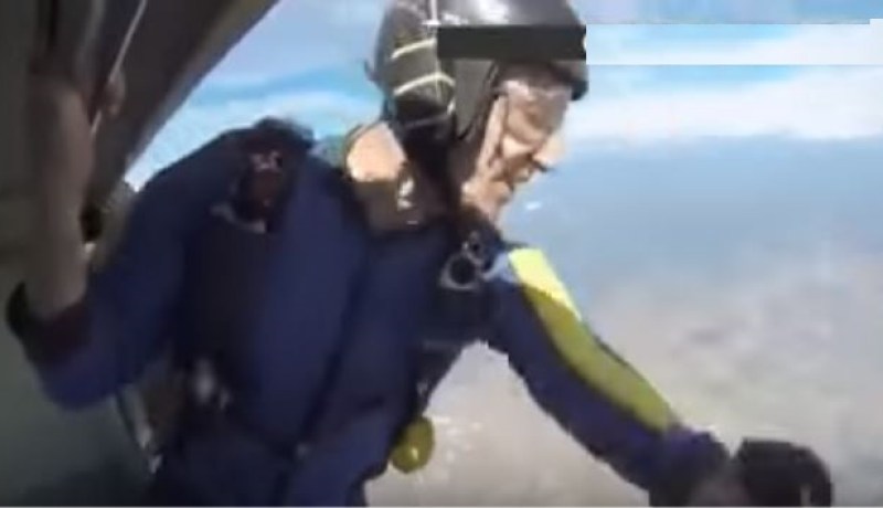 بالفيديو… مضلي يفقد الوعي بعد قفزه من الطائرة …رهيب جدا .. !!