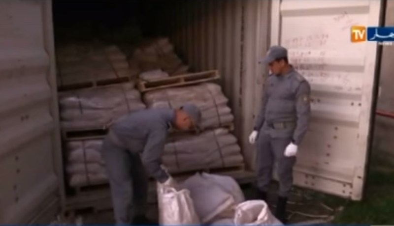 بالفيديو ….حاوية معبأة بالرمال تكشف عمليات تبيض اموال