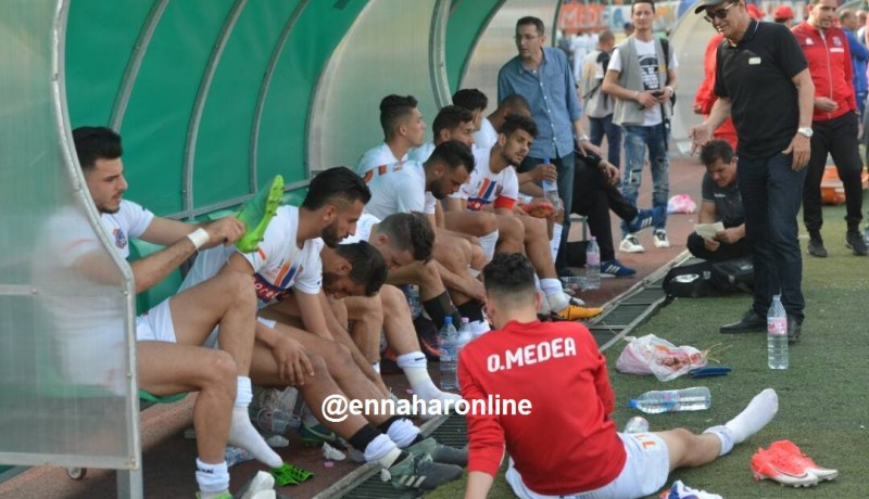 بالصور.. لاعبو أولمبي المدية يرفضون الدخول لغرف الملابس لسبب غريب !!