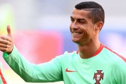 بالفيديو.. رونالدو يتلقى عرضًا للزواج من المدرجات