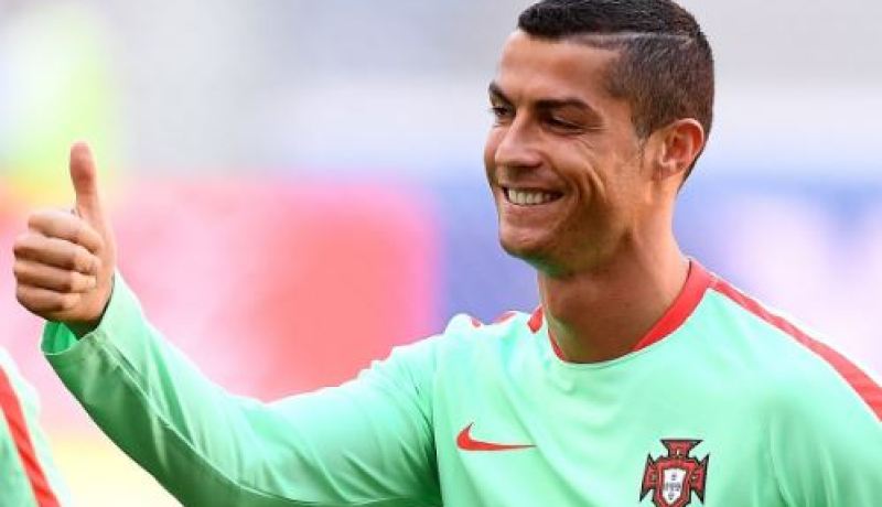 بالفيديو.. رونالدو يتلقى عرضًا للزواج من المدرجات