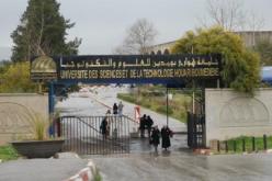 طلبة الماجستير يغلقون جامعة هواري بومدين بالسلاسل والأقفال بباب الزوار