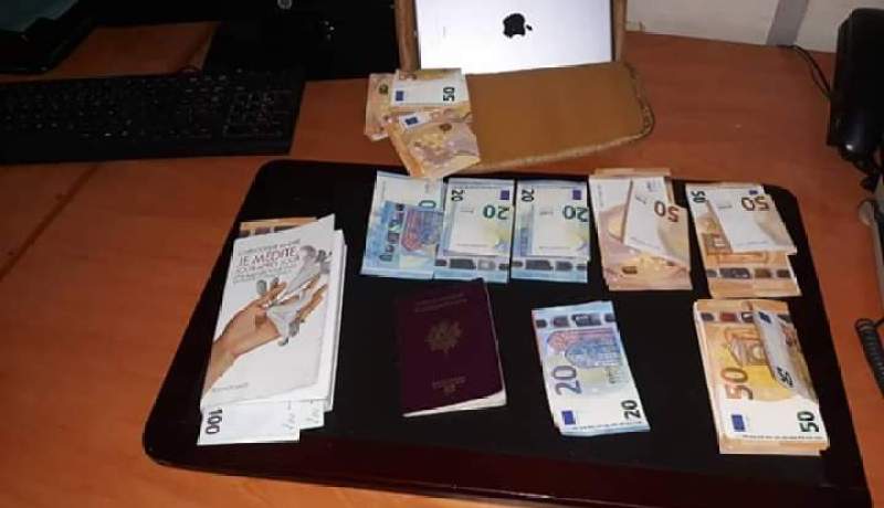حجز أزيد من 6 ألاف أورو بمطار وهران