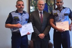 السفير الفرنسي في الجزائر يكرم حارسي أمن جزائريان أنقذا ضابطا فرنسيا