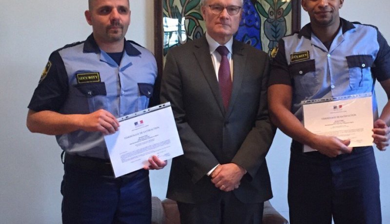 السفير الفرنسي في الجزائر يكرم حارسي أمن جزائريان أنقذا ضابطا فرنسيا