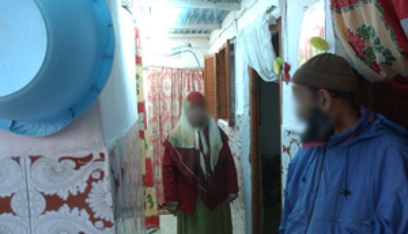 بعد طرده من العمل بسبب إعاقته: كمال أب لطفلتين يعرض كليته للبيع