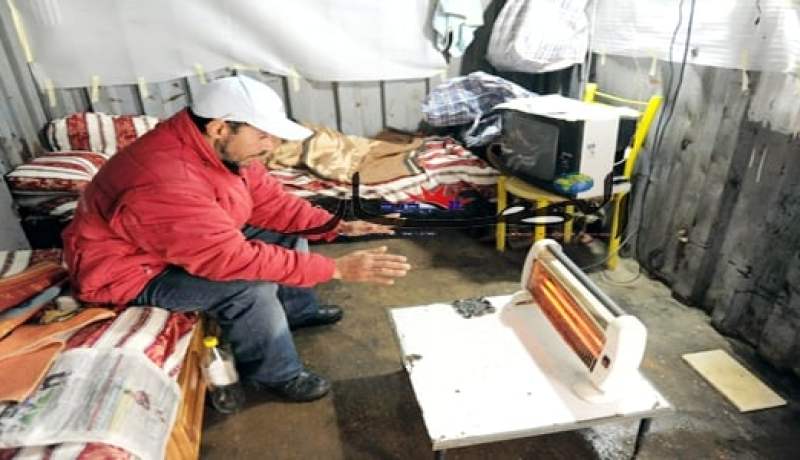 عائلة من ‮6 ‬أفراد تعيش داخل‮ ‬حاوية ‬بحظيرة ملعب القبة