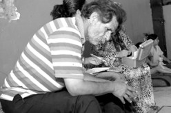 يحلم أفرادها ببيت يلمّ شملهم ويقيهم شر الزمان : عائلة “خلفوني”.. معاناة عمرها 19 سنة في انتظار التفاتة مسؤولة