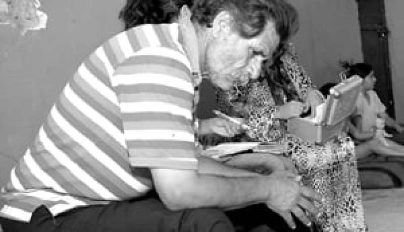 يحلم أفرادها ببيت يلمّ شملهم ويقيهم شر الزمان : عائلة “خلفوني”.. معاناة عمرها 19 سنة في انتظار التفاتة مسؤولة