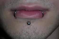 رغم أسعارها المرتفعة واستهجان عامة الناس لها : “البيرسينغ” طقوس هندية تستهوي الشباب الجزائري في فصل الصيف