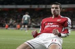 الهولندي فان بيرسي في صدارة الهدافين