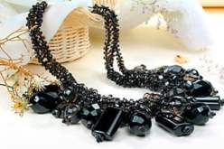 فتيات يقبلن على مجوهرات الفانتازيا رغم بريقها الزائف