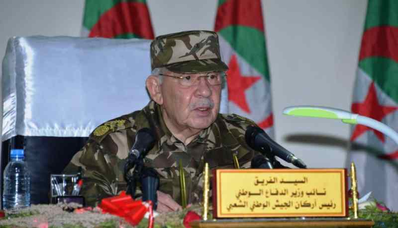 قايد صالح يشيد بالدرجة العالية للجيش في التحضير القتالي