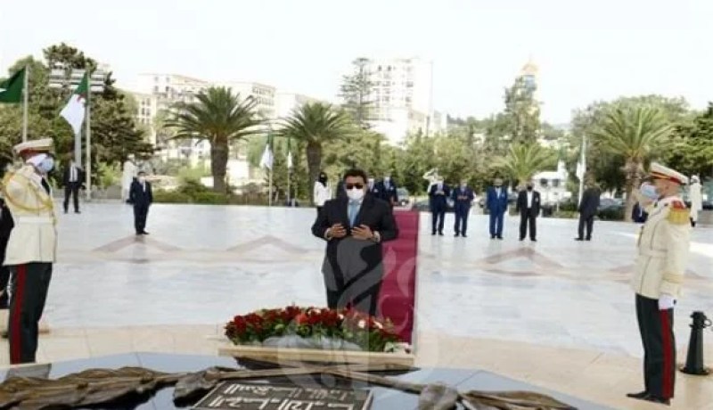 رئيس المجلس الرئاسي الليبي يترحم على أرواح الشهداء بمقام الشهيد ويزور متحف المجاهد