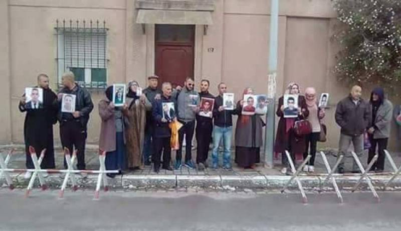 عائلات “حراڤة” من أم البواقي يحتجون أمام السفارة الجزائرية بتونس