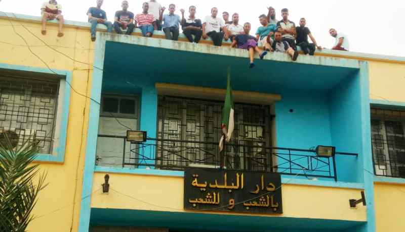 تيارت: محتجون يصعدون فوق مبنى البلدية للمطالبة بالإفراج عن قائمة السكنات في قصر الشلالة