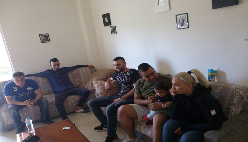 حابين  نشوفوا والدينا أعطونا الباسبور نرجعوا للجزائر