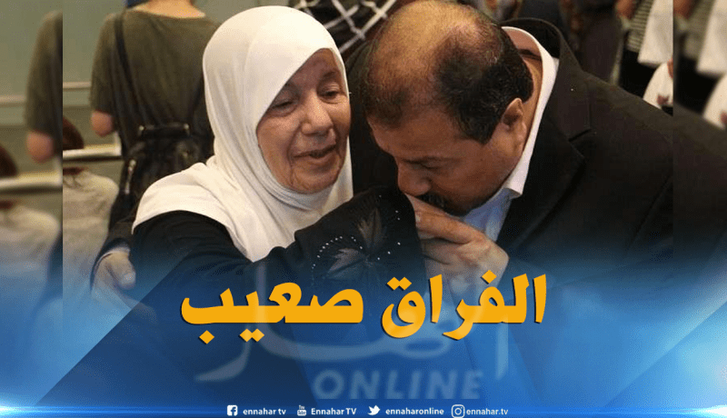 مشهد مؤثر لفلسطيني منفي يلتقي والدته بعد 17 سنة من الفراق