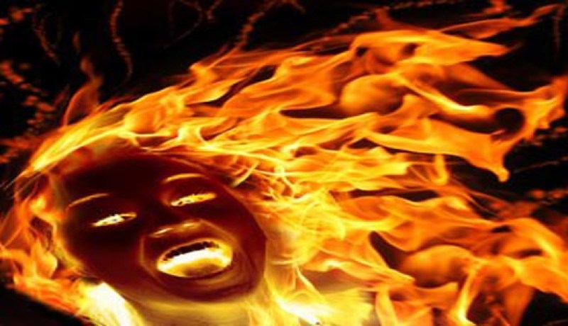 امرأة تضرم النار في‮ ‬جسدها أمام مقر محكمة في‮ ‬الطارف