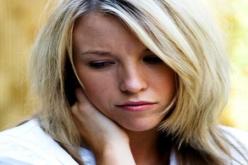 يتّهمني زوجي بالجفاء لأنني أمام الناس أشعر بالحياء