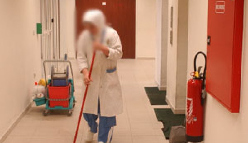 “خضرة” اختارت أن تكون منظفة بدل تدنيس شرفها