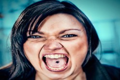 زوجتي‮ ‬تستعين على قضاء حوائجها بالصراخ و النحيب