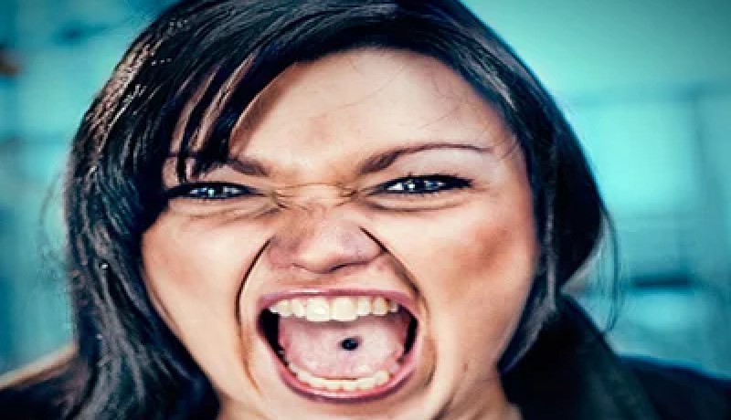 زوجتي‮ ‬تستعين على قضاء حوائجها بالصراخ و النحيب