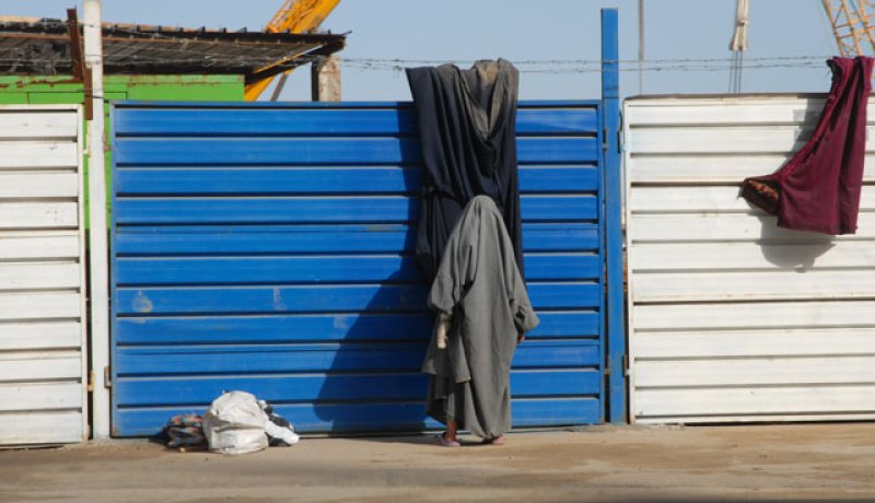 لو وجدت هذه المرأة مكانا أفضل لتجفيف ملابسها لما علقتها على هذا الجدار،