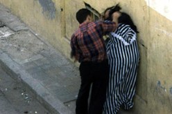 يشبعها ضربـا لرفضهـا معاكسته لها في‮ ‬ورڤلة