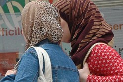 فتاة تجاوزت الخطوط الحمراء وأدخلت عشيقها إلى غرفة نوم والديها