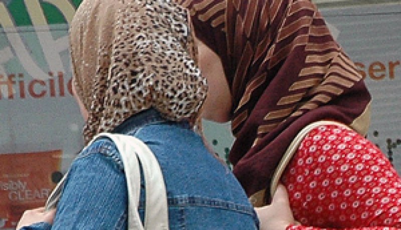فتاة تجاوزت الخطوط الحمراء وأدخلت عشيقها إلى غرفة نوم والديها