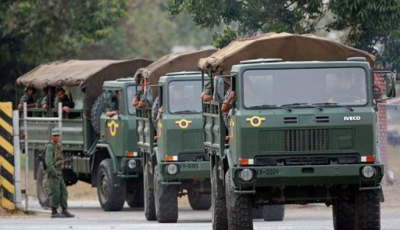 تشافيز يعلن نشر قوات على الحدود مع كولومبيا