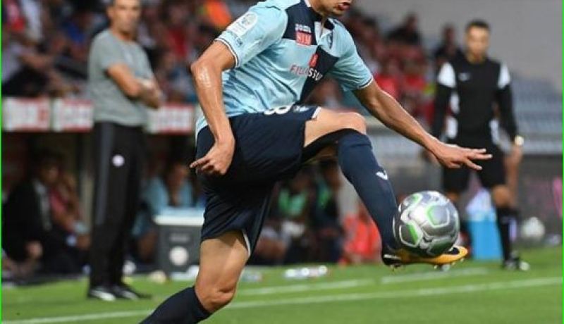 بعد إستبعاده عن الخضر..الصدمات تُلاحق فرحات في فرنسا !!