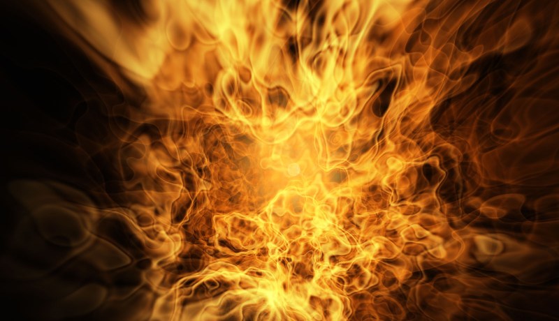 سيدة ترشّ''لوستها'' بسائل سريع الإلتهاب وتحرقها